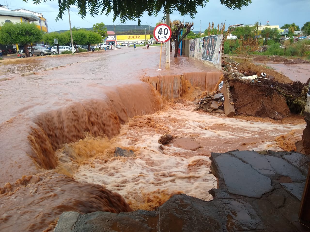 Precipitação abriu cratera em uma das principais vias do município